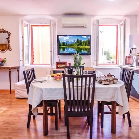 Nobile In The Historic Town - Happy Apartman